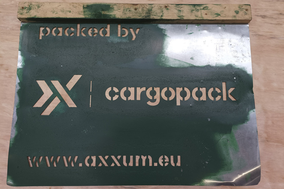 Cargopack Logo auf einer Kiste
