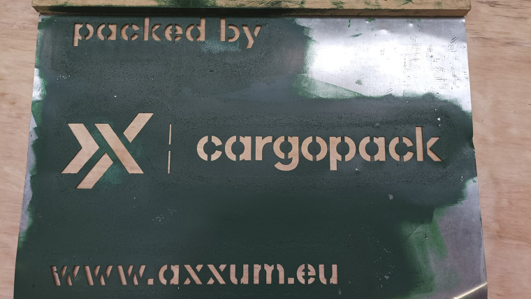 Cargopack Logo auf einer Kiste