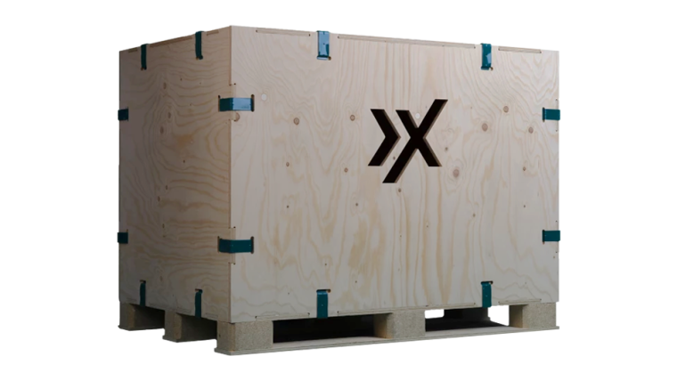 kliXXkiste: Eine Holzkiste (Mehrweg-Verpackungssystem) aus OSB-Platten, gesichert mit Metallklammern