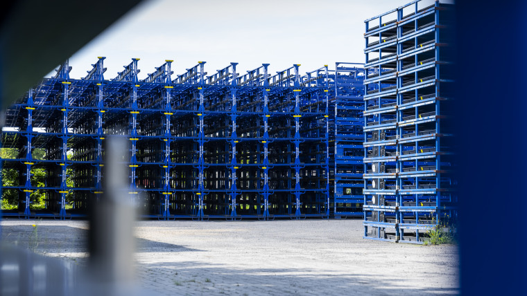 Vielen blaue Regalen, die eine strukturierte Anordnung zeigen.