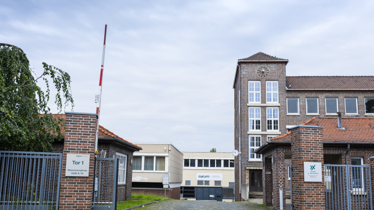 Ein großes Backsteingebäude mit robustem Design und klaren Linien.