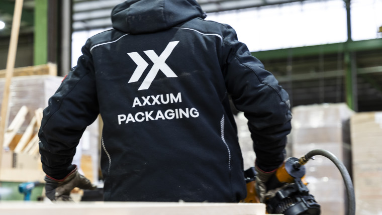 Ein Mann, von hinten zu sehen, trägt eine AXXUM Packaging Jacke