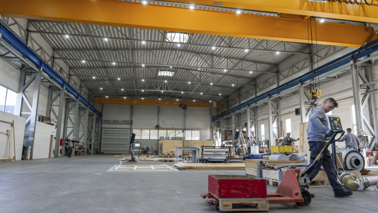 Innenansicht einer Lagerhalle mit Überkopfkran