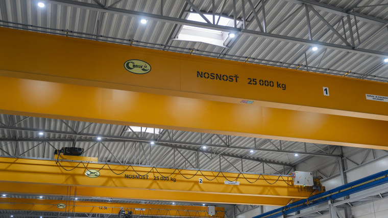 Überkopfkrane in einer Lagerhalle