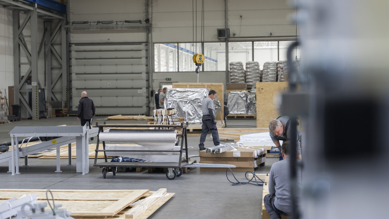 Innenansicht einer Produktionshalle für Holzverpackungen mit Arbeitern