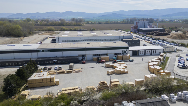 Luftaufnahme einer Fabrik mit zahlreichen Kisten, die auf dem Gelände verteilt sind.