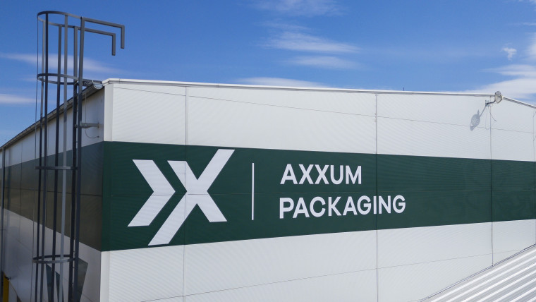 Schriftzug AXXUM Packaging an einer Lagerhalle