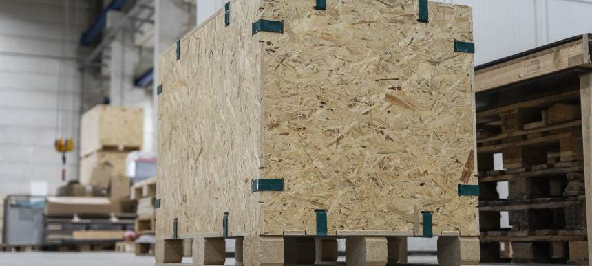 Große kliXXkiste aus Holzspanplatten auf Palettenboden in Lagerhalle