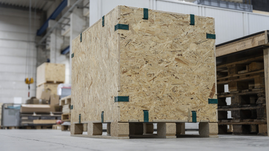 Große kliXXkiste aus Holzspanplatten auf Palettenboden in Lagerhalle